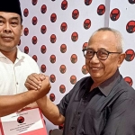 Wakil Bupati Bondowoso, A Haris Son Haji bersama Ketua DPC PDIP Blitar, Rijanto bersalaman saat pengambilan formulir penjaringan calon Bupati Blitar, di kantor DPC PDIP Desa Sawentar, Kecamatan Kanigoro, Kabupaten Blitar, Kamis (25/4/2024). Foto: Dok. DPC PDIP Kabupaten Blitar.