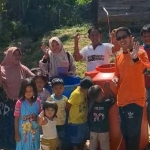 Satuan Banser Tanggap Bencana (Bagana? Pimpinan Wilayah Gerakan Pemuda (GP) Ansor Jawa Timur menyalurkan bantuan tandon air bersi