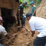 Kondisi rumah korban usai dihantam longsor. 