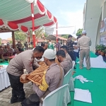 Anggota dari polsek jajaran saat mengikuti lomba memandikan jenazah di masjid Polres Jombang.
