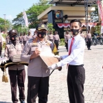 Kapolresta Sidoarjo Kombes Pol. Sumardji saat menyerahkan penghargaan kepada salah satu anggota.