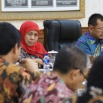 Gubernur Jatim, Khofifah Indar Parawansa saat memimpin rapat terbatas terkait pendidikan di Gedung Negara Grahadi Surabaya. foto : ist