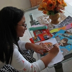 Rossa Amellya Damayanti, siswi kelas 8 SMPN 8 Kediri yang melakukan hobinya, yakni menggambar dan menulis esai. 