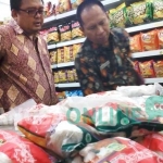 Petugas saat melakukan sidak mamin di sejumlah minimarket di Jombang, Senin (19/6/2017).
foto: ROMZA/ BANGSAONLINE