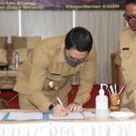Plt. Wali Kota Pasuruan Raharto Teno Prasetyo, S.T. menandatangani berita acara konsultasi publik kesiapan pembangunan jargas.