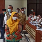 Wabup Bu Min didampingi Forkopimda, Kadinkes, Ketua MUI, dan Ketua DMI saat meninjau vaksinasi terhadap ulama dan imam masjid. foto: SYUHUD/ BANGSAONLINE