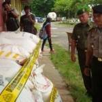 Tumpukan pupuk ilegal yang disita petugas gabungan TNI dan Polri di Mapolres Tuban. (Suwandi/BANGSAONLINE)