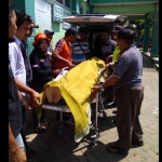 Jenazah korban saat dievakuasi petugas.