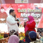 Bupati Kediri, Hanindito Himawan Pramana saat menerima keluhan dari salah satu warganya. (Ist)