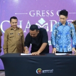 Bupati Gresik Fandi Akhmad Yani (tiga dari kiri) saat teken MoU dengan Sprix Inc Jepang. Foto: Ist.