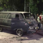 Petugas saat mengevakuasi mobil yang hangus terbakar.
