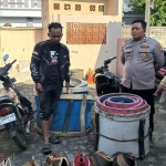 Barang bukti yang diamankan Polsek Brondong usai penggrebekan lokasi jud sabung ayam