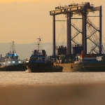 Aktivitas bongkar muat di Terminal Teluk Lamong, Surabaya.