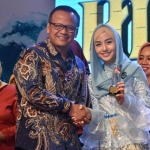 Novita Nur Arifin saat menerima penghargaan Himpaudi Award 2019. foto: HERMAN S/ BANGSAONLINE