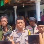 Kapolsek Pademawu Iptu D. Riawanto saat memberi keterangan terkait tewasnya lima orang sekeluarga di dalam sumur.