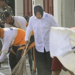 Wali Kota Risma bersama jajarannya melakukan kerja bakti di kawasan Jalan Pandegiling Surabaya, Senin (27/1/2020) pagi.