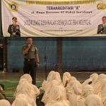 Danramil Benowo Mayor Inf. Agung Prasetyo Budi saat memberikan edukasi tentang bijak bermedsos dihadapan siswa dan siswi SMP Wachid Hasyim 7 di GOR ME.