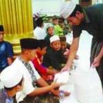 Pembagian takjil selama Ramadan di Masjid Agung. 