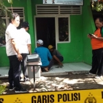 Garis polisi dipasang saat tukang membongkar lantai yang panas di ruang UKS SDN Tropodo.