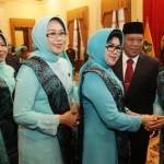 Ny Nina Soekarwo memberi ucapan selamat kepada Ny Mahdumah Fadeli, Ketua PKK Lamongan. 