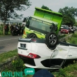 Kondisi dua kendaraan yang terlibat laka sebelum dievakuasi petugas. foto: RONY S/ BANGSAONLINE