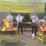 Kepala Kejaksaan Negeri Kota Kediri, Novika Muzairah Rauf (dua dari kanan) saat memimpin pemusnahan barang bukti narkoba di Halaman Kantor Kejari Kota Kediri. foto: ist.