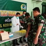 Anggota Kodim Madiun menjalani tes urine.