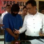 NGECER TOGEL. Kasat Reskrim Polres Bojonegoro AKP Joes Indra Lana Wira saat gelar perkara pengecer judi togel. foto : eky/bangsaonline