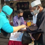 Sejumlah pelaku usaha dan warga sekitar Makam Bung Karno kompak membagikan ketupat lengkap dengan sayur dan lauk-pauk gratis kepada tukang becak dan wisatawan. (foto: ist)