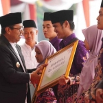 Wali Kota Batu saat menyerahkan piagam penghargaan kepada para juara MTQ Jatim 2025.