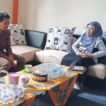 Evi, Kepala SMKN 2 Winongan Kabupaten Pasuruan saat menjelaskan perihal tarikan dana partisipasi kepada wali siswa.