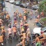Komunitas sepeda yang telanjang, ataukah komunitas telanjang yang naik sepeda? foto: mirror.co.uk