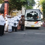 Pj Bupati Nganjuk Sudjono melepas keberangkatan jemaah calon haji, bertempat di Pendopo Kabupaten Nganjuk. foto: BAMBANG/ BANGSAONLINE