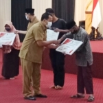 Kadinsos Kota Pasuruan Hery Dwi Sudjatmiko saat menyerahkan BLT secara simbolis kepada 5.319 KPM.
