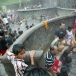 SEPI - Kolam air panas Padusan Pacet Rabu (22/7) kemarin. (gunadhi/BANGSAONLINE)