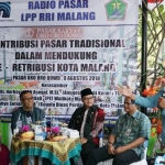 Sutiaji, Plt. Wali Kota Malang, didampingi Kepala Disdag Kota Malang Wahyu Setianto, saat mengisi salah satu acara di RRI, terkait pelaksanaan e-retribusi di pasar tradisional di Kota Malang, Kamis (9/8). Foto: ist 