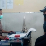 Tersangka DA sedang diperiksa di kantor polisi.