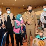 Wali Kota Eri Cahyadi meninjau vaksinasi massal bagi bumil di Gedung ACC, Kamis (19/8/2021). (foto: ist)