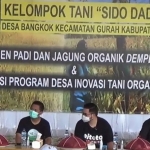 Bupati Kediri Hanindhito Himawan Pramana (tengah) saat menghadiri acara panen padi dan jagung serta sosialisasi program DITO. (foto: ist)