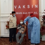 Bupati Tuban Fathul Huda saat menghadiri vaksinasi bagi jajaran Forkopimda Tuban di Pendopo Krido Manunggal, Rabu (27/1/2021). (foto: ist)