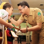 Plt Wali Kota Pasuruan Raharto Teno Prasetyo saat menyerahkan santunan.