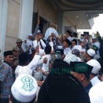 Jenazah RKH. Fuad Amin Imron keluar dari rumah duka Dukuh Saksak, Kelurahan Kraton, Bangkalan. foto: SUBAIDAH/ BANGSAONLINE
