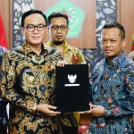 Bupati Pamekasan, Baddrut Tamam, saat menunjukkan MoU dengan Rektor Universitas Trunojoyo Madura, Safi