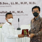 Dekan Fakultas Hukum UTM Dr Safi (kiri) saat menyerahkan cenderamata kepada Wakil Ketua Komnas HAM RI Munafrizal Manan.