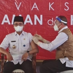 Bupati Bangkalan R. Abdul Latif Imron Amin saat disuntik vaksin Covid-19 di Pendopo Agung Bangkalan, Rabu (10/2/2021).