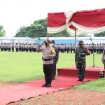 Kapolres Mojokerto AKBP Dony Alexander saat memimpin apel pergeseran pasukan.