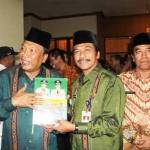 Bupati-Wabup, Sambari-Qosim ketika menunjukkan buku memori. foto: syuhud/BANGSAONLINE