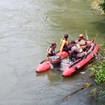 Proses pencarian korban di Sungai Brantas melibatkan BPBD Blitar dan Basarnas Pos SAR Trenggalek.
