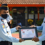 Apel kenaikan pangkat dan pemberian penghargaan bagi 3 petugas berprestasi di Lapas Kelas IIB Tuban, Selasa (6/10/2020). (foto: ist).
