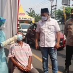 Bupati Gus Yani saat memantau pelaksanaan swab antigen di pos penyekatan PPKM Darurat. foto: SYUHUD/ BANGSAONLINE